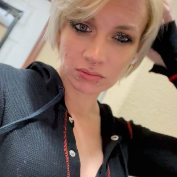 Meet your Posher, Karla - Picture 2 of 2